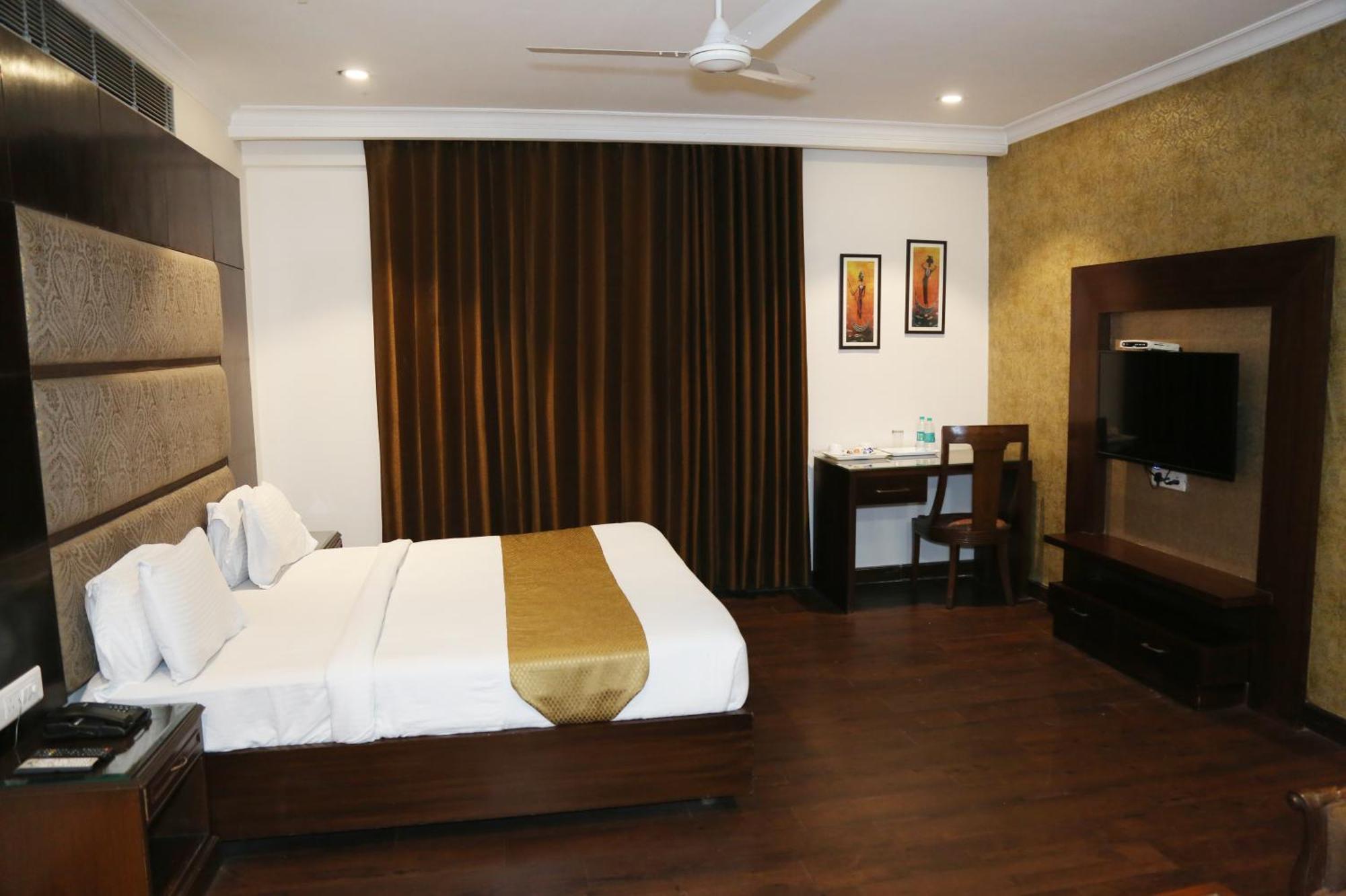 Hotel Imperial Executive Ludhiana Bagian luar foto