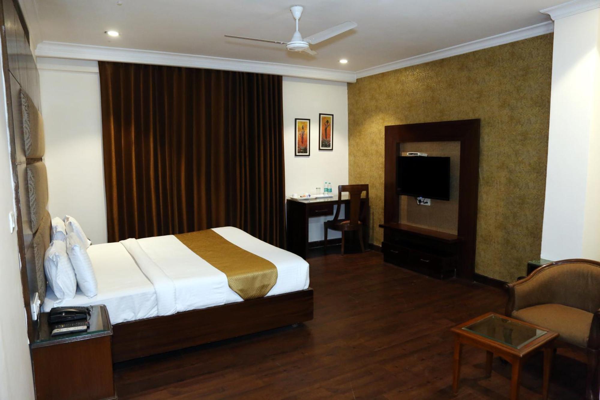 Hotel Imperial Executive Ludhiana Bagian luar foto