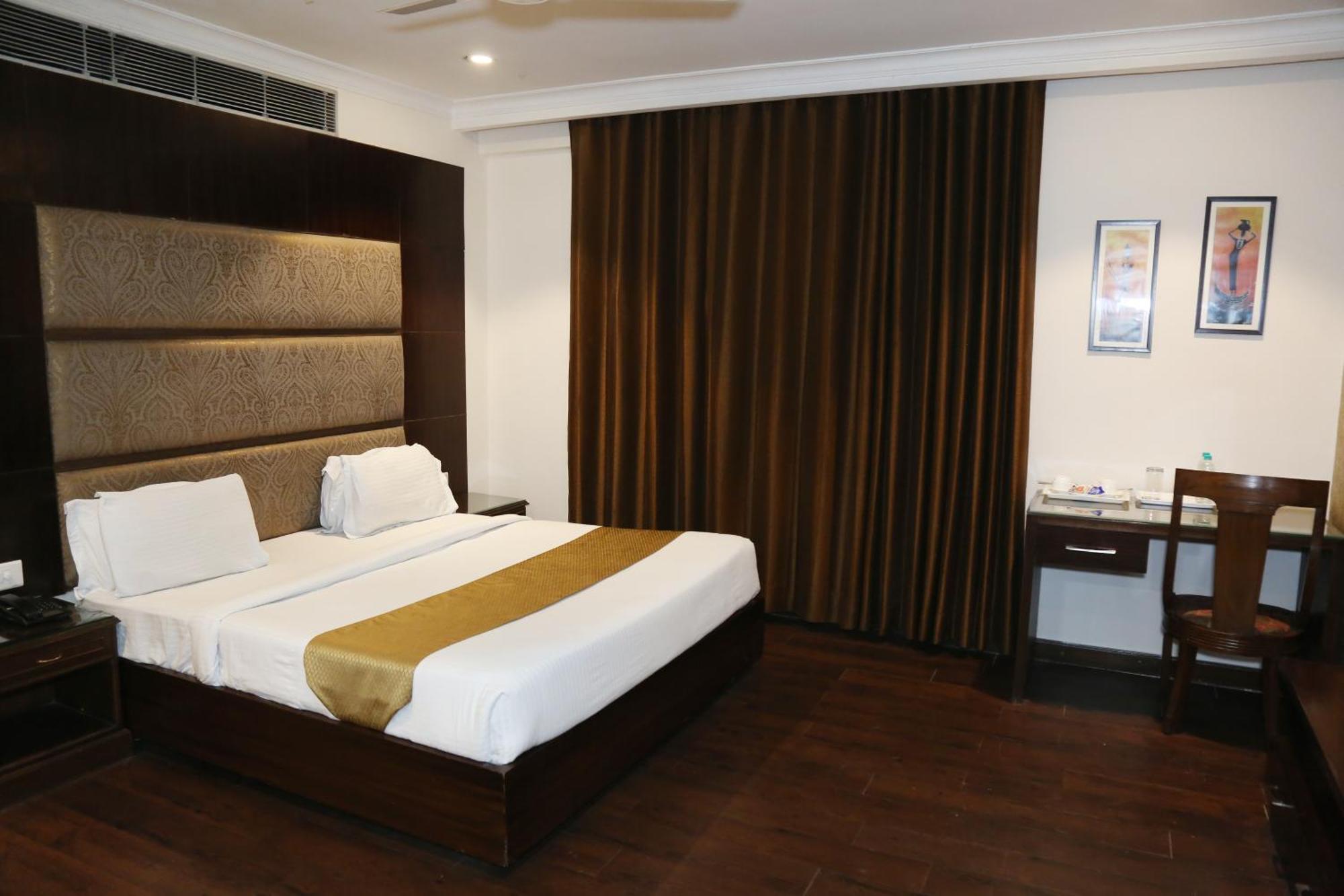 Hotel Imperial Executive Ludhiana Bagian luar foto