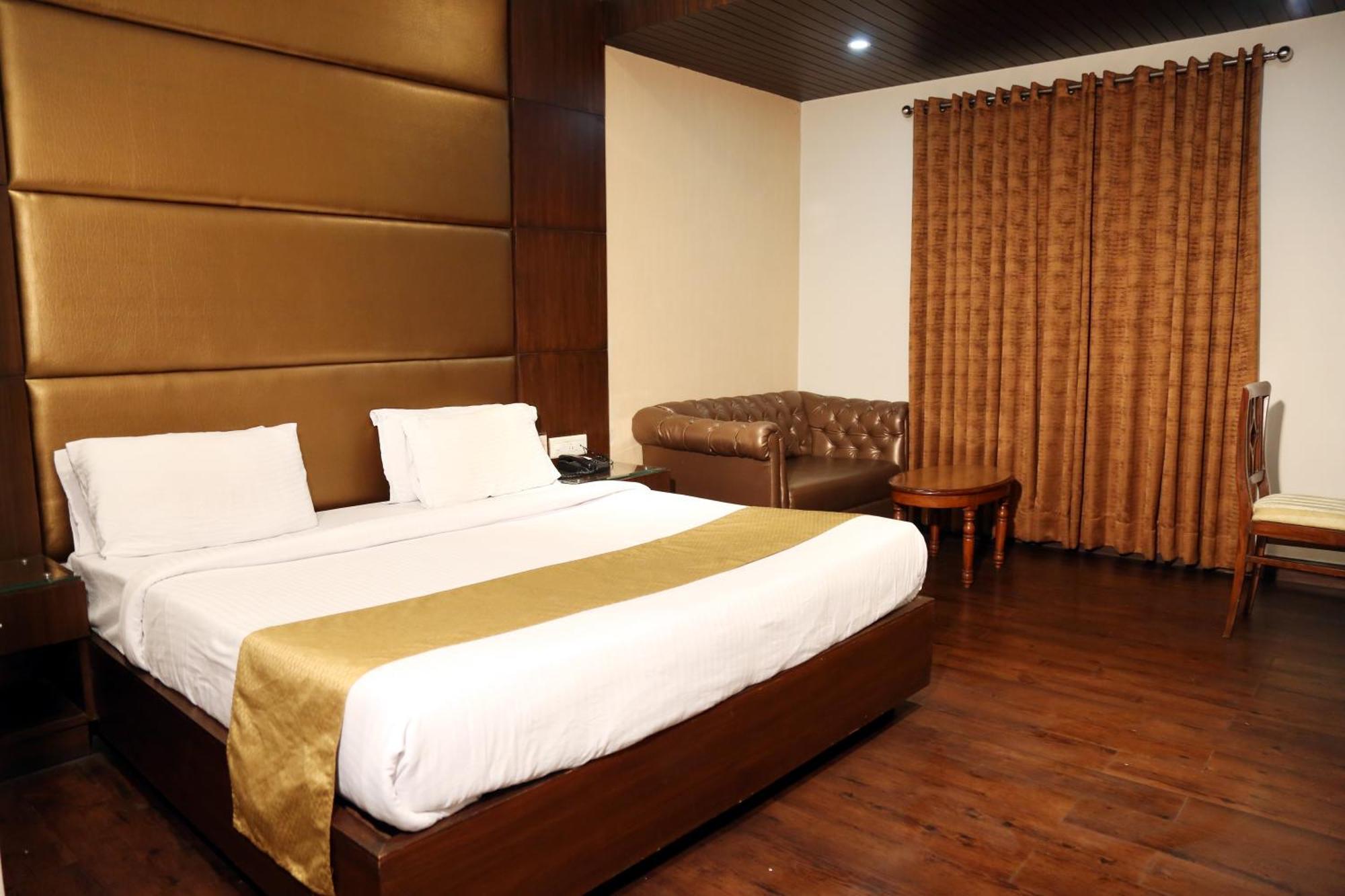 Hotel Imperial Executive Ludhiana Bagian luar foto