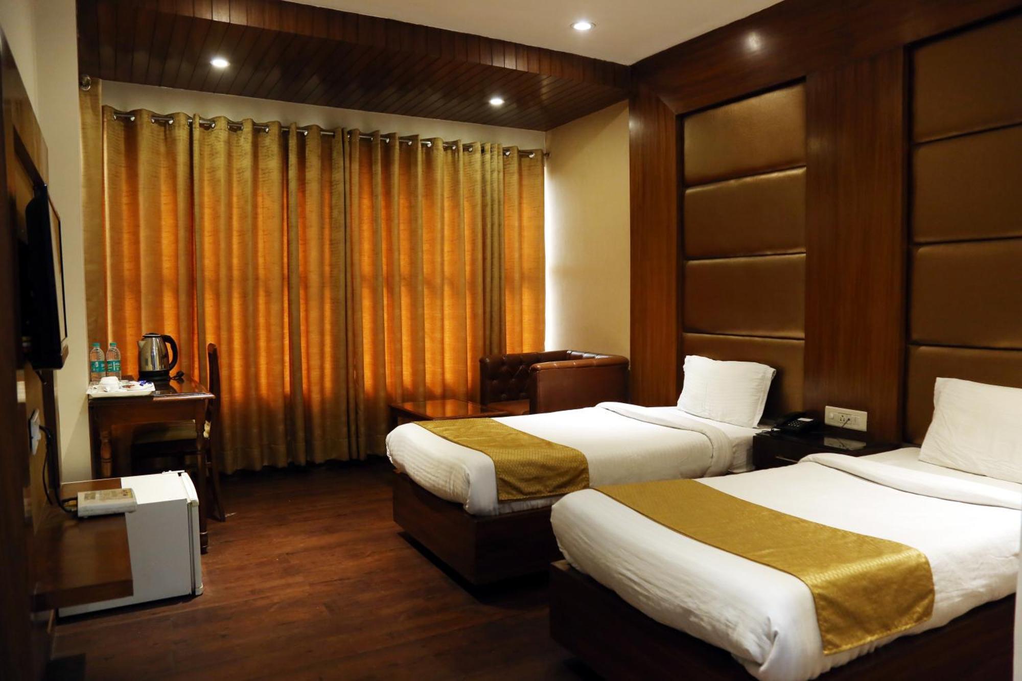 Hotel Imperial Executive Ludhiana Bagian luar foto