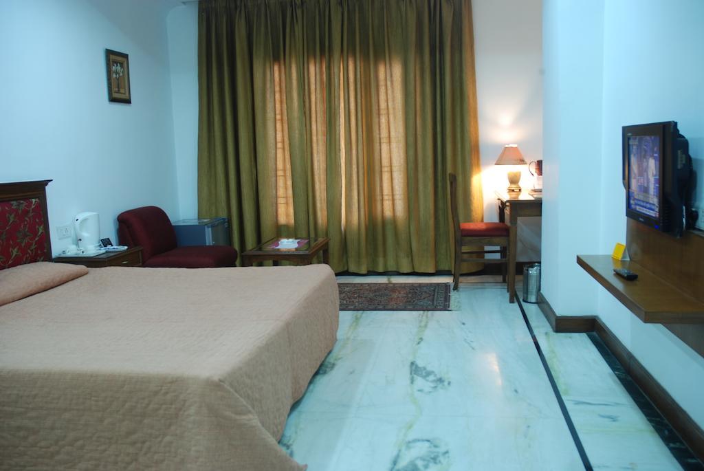 Hotel Imperial Executive Ludhiana Bagian luar foto